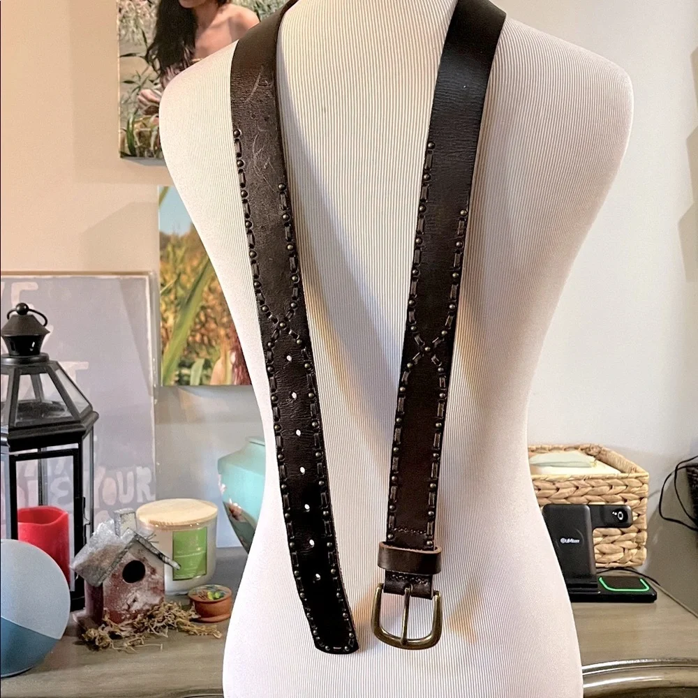 LEATHER LACED AND STUDDED BELT WITH ROUNDED GOLD TONE BUCKLE BRN SIZE 41 UNISEX
